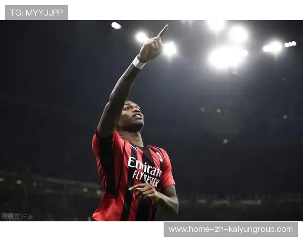 AC米兰抢断后打出三脚配合，莱奥射门稍稍宽出