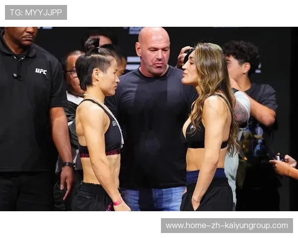 UFC拳手赛后拥抱对手母亲：一场超越胜负的感人瞬间